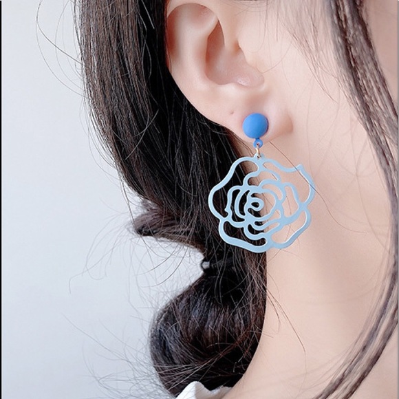 Hollow Out Rose Earrings - Picture 2 of 3